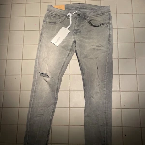 Dondup jeans - Sjukt snygga gråa dondup jeans i bra skick! Pris kan diskuteras vid en snabb affär! 🙌