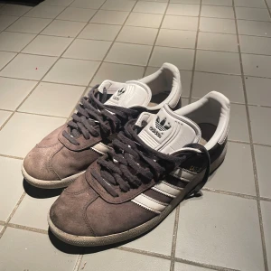Adidas gazelle - Sjukt snygga gråa adidas gazelle skor i använt skick! Pris kan diskuteras vid en snabb affär! 🙌