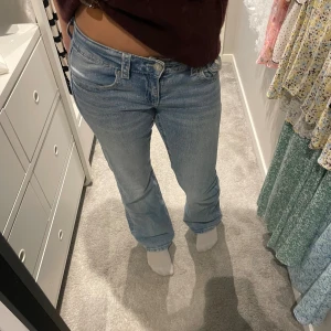 Ljusblå bootcut jeans Gina Tricot - Säljer dessa jättefina ljusblåa väldigt lågmidjade bootcut/raka jeansen från Young Gina!🩵 Jeansen har dem trendiga knappfickorna och en snygg tvätt! Säljes pga att de blivit för små!💗