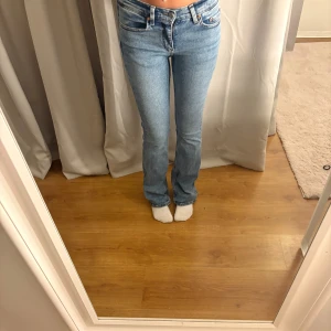 Ljusblå bootcut jeans - Säljer ett par jätte fina ljusblå bootcut midwaist jeans ifrån ginatricot! Har använt några gånger men inga stora skador eller fläckar