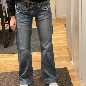 Replay låg midjade jeans  - Replay låg midjade jeans som tyvärr är för små på mig. De är i bra skick men man kan se att de har använt speciellt längst ner på benen. Midjemått är 38 cm och innerbenslängd är 78 cm men jag har sytt upp dem 6 cm så om det behövs kan jag ta upp stygnen så kan de bli längre.