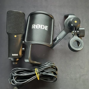RØDE NT-USB - RØDE NT-USB är en högkvalitativ USB-mikrofon perfekt för podcast, streaming och inspelning. Komplett med popfilter, stativ och USB-kabel. Mikrofonen är i mycket gott skick utan synligt slitage. Enkel att använda med volymkontroller och hörlursutgång.