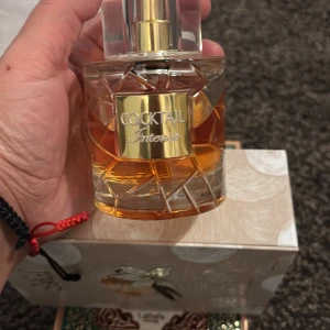 Cocktail Intense parfymflaska - Cocktail Intense är en parfym med snygg design och guldig detalj. Perfekt för dig som vill sticka ut och addera lite extra edge till din stil. Volym och ingredienser syns ej på bilderna.