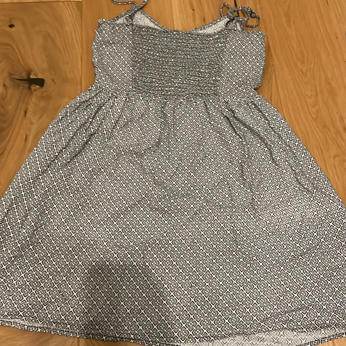 Svartvit kort sommarklänning med mönster - 1