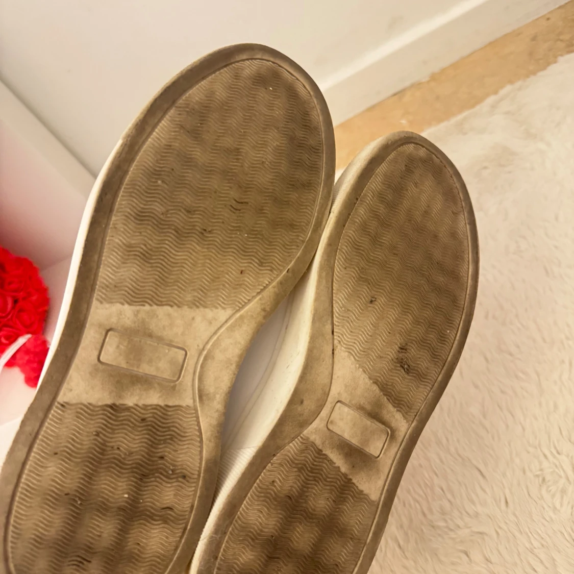 Vita sneakers med gulddetaljer - 3