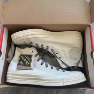 Unisex skor  Converse Chick Tylor storlek 43 - Unisex skor, nypris runt 1300. Helt nya, oanvända. 