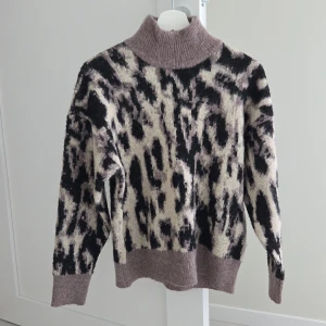 Leopardmönstrad tröja från Object - Säljer en supermjuk polotröja från Object i storlek XS. Tröjan har ett snyggt leopardmönster i svart, beige och bruna toner.Använd en gång💕