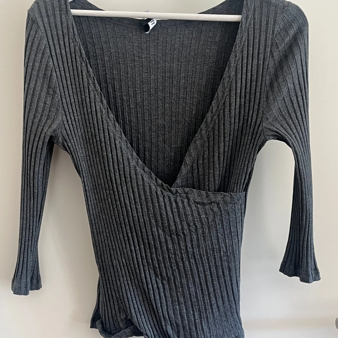 Grå ribbad omlottopp från 77FLEA