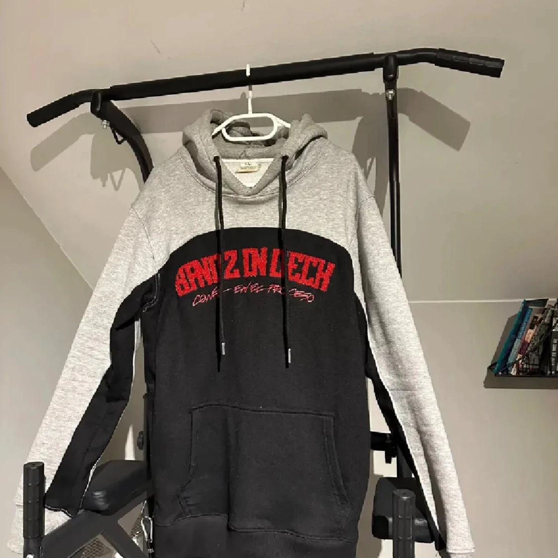 Grå och svart hoodie Brand2OnTech - 1