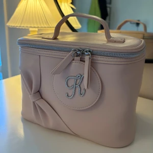 Primark necessär  - Säljer min necessär från primark då den inte kommer till användning☺️