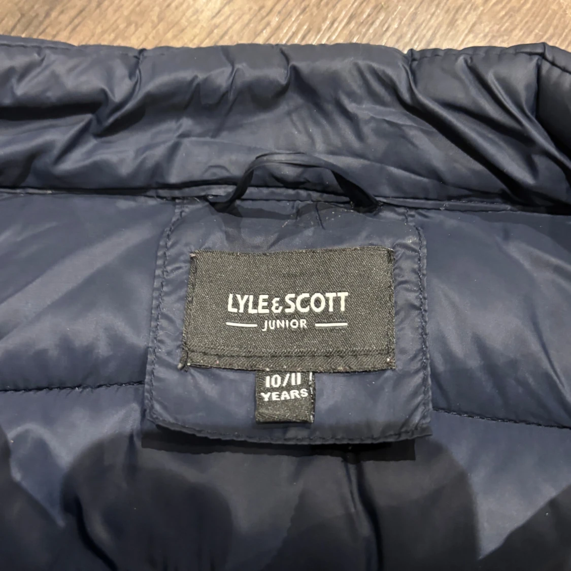 Mörkblå dunväst från Lyle & Scott - 3