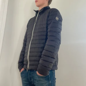 Colmar jacka  - SEK-749 | Överlag mycket fint skick, smått sliten logga, syns knappt | Färg; svag Vinröd | Personen på bilden är ca 173cm | Hör av dig vid frågor//SF