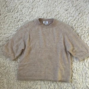 Stickad trekvartsärmad tröja från other stories - Så fin trekvartsärmad tröja från other stories I fint skick💕💕