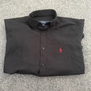 Ralph Lauren skjorta  - Säljer nu denna sjukt snygga Ralph Lauren skjortan som är i grymt skick. Storlek S. Hör av er vid frågor! 