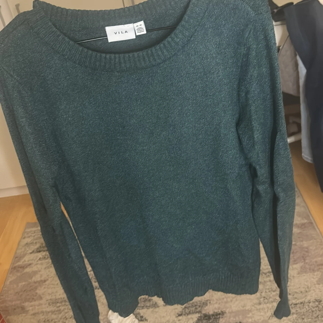 Mörkgrön stickad tröja från Vila