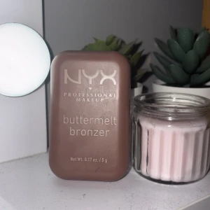 NYX Buttermelt Bronzer Butta Biscuit - Använd några gånger som ni ser, men fortfarande nästan ny och mycket produkt kvar! 