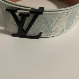 bälte med svart logga - säljer ett tvärfet bälte i helt nytt skick, säljer det då jag råka köpa 2. sveriges billiagste priser o lyxigaste kvalitet som vanligt