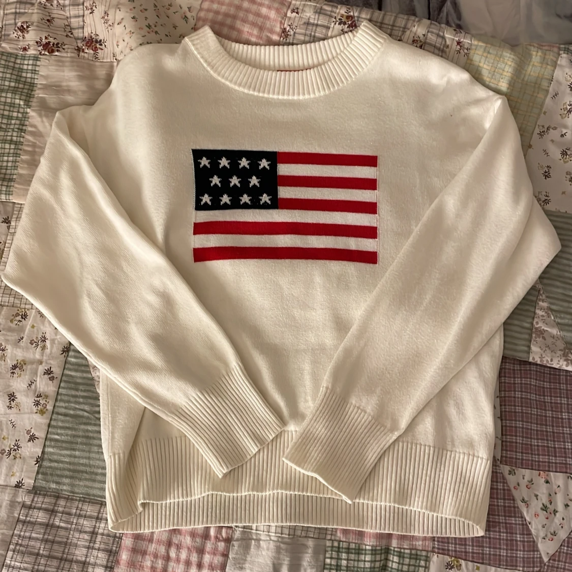 Vit stickad tröja med USA-flagga RYVLS