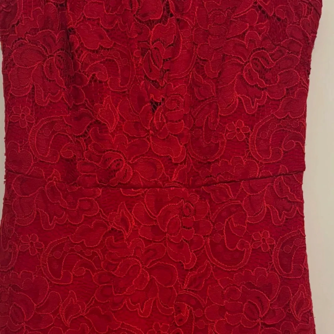 Röd spetsklänning med blommönster - 3