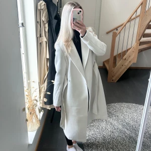 Lång kappa - Kappa från H&M, aldrig använd med prislappen kvar! Nypris: 549kr