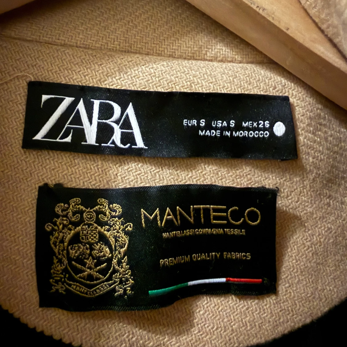 Beige kappa med guldknappar från Zara - 2