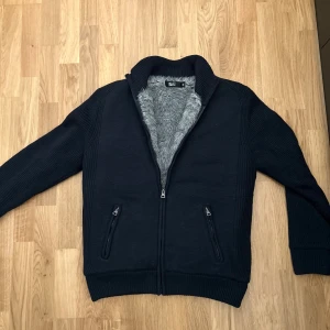 Blå stickad jacka med päls - Extremt fräsch stickad cardigan med päls perfekt inför det kallare vädret. Storlek M, inga defekter! För frågor eller bilder tveka inte att höra av er!