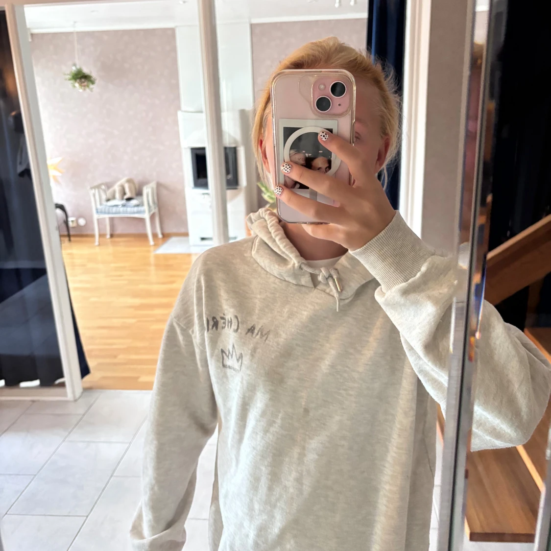 Ljusgrå hoodie med tryck och huva