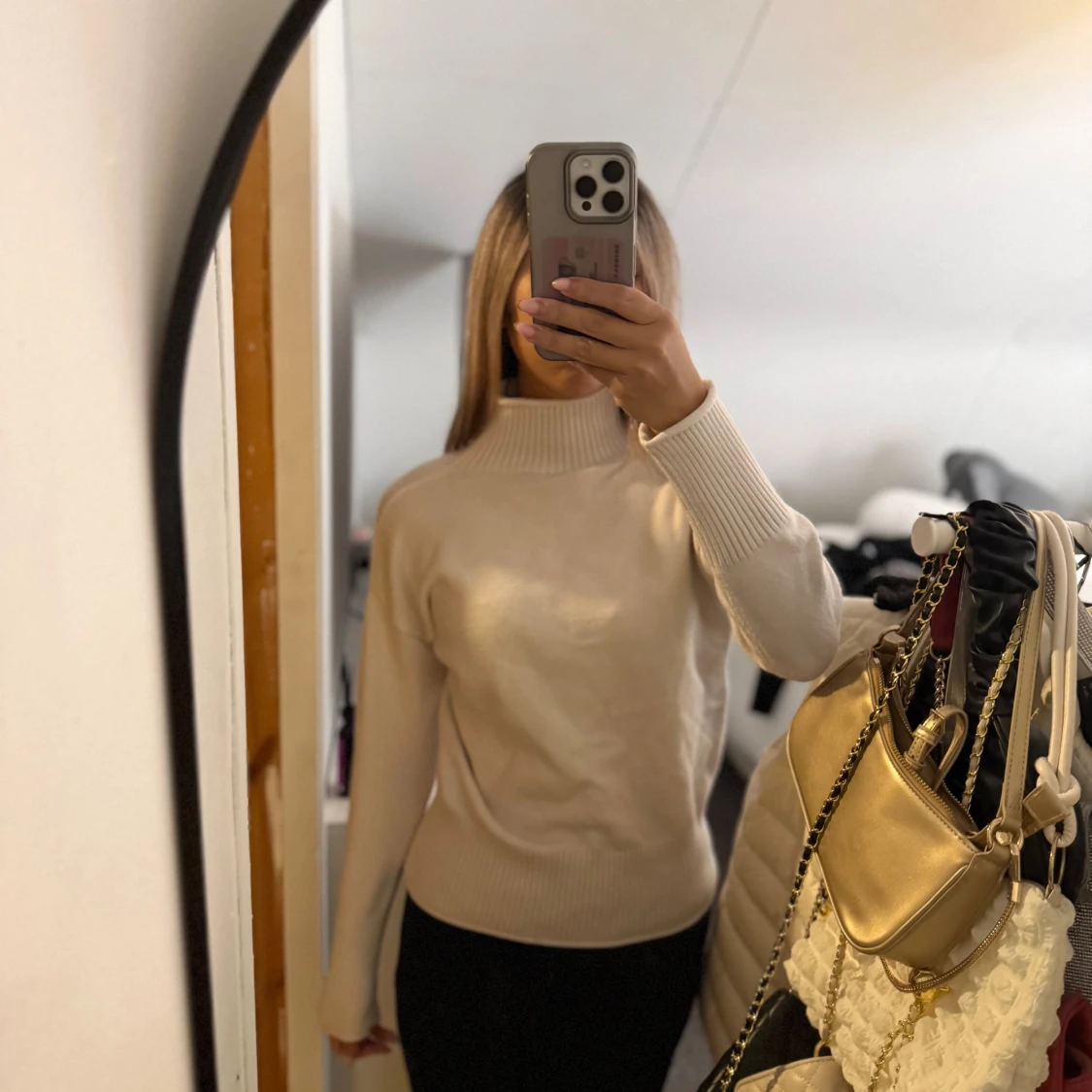 Beige polotröja med ribbade detaljer - 2