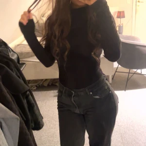 Svart långärmad polotopp från FB Sister - Säljer en svart långärmad polotopp från FB Sister i storlek XXS. Toppen är tight 🥰