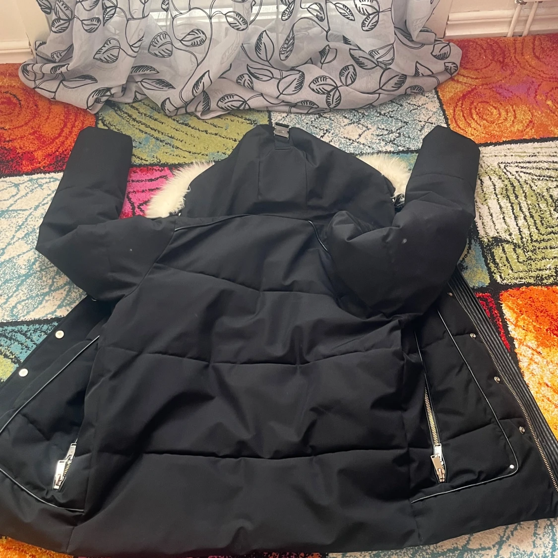 Svart pufferjacka med fuskpäls från Horspist - 2