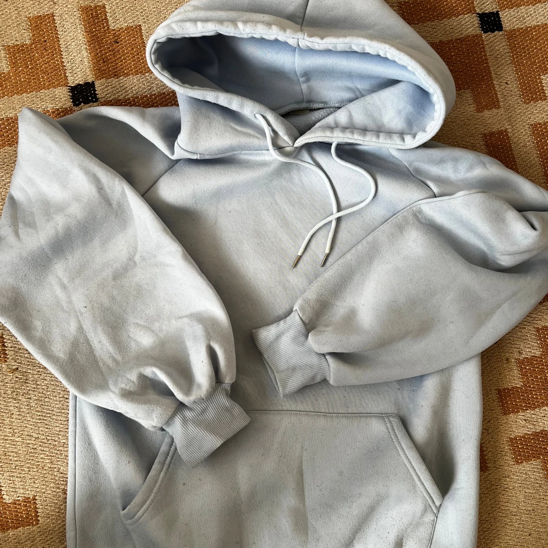 Ljusblå hoodie med huva och ficka - 4