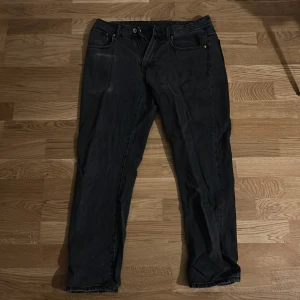 Svarta jeansbyxor från Vailent, M - Svarta jeansbyxor från Vailent i storlek M. Klassisk femficksmodell med raka ben och normal passform. Snygg, enkel design som funkar till det mesta. Materialet är jeans och färgen är mörk svart.