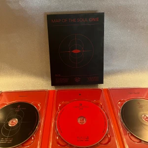 Bts konsertfilm - Map of the soul ON:E blue ray. Fotobok finns med. Inga photocards finns med. Om du har några frågor hör gärna av dig!