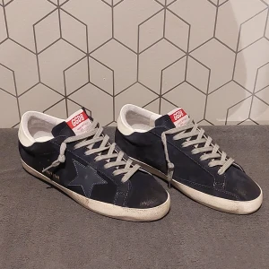 Golden Goose  - Snygga sneakers från Golden Goose i navy blue mocka || Storlek 41-42 || box och dustbag medföljer || pris kan diskuteras vid snabb affär 