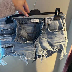 zara jeansshorts  - så snygga! har använt ganska mycket men bra skick fortfarande💕passar S-L. sitter tightare i midjan än i benen