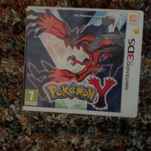 Nintendo 3DS Spelpaket: Pokémon Y, Skylanders Swap Force & Giants - Tre populära Nintendo 3DS-spel: Pokémon Y, Skylanders Swap Force och Skylanders Giants. Alla fodral ser hela ut med mindre spår av normalt bruk. Perfekt för samlare eller barn! PEGI 7. Spelen är på svenska, danska, norska och finska.