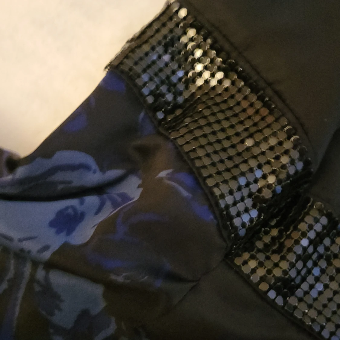 Svart-blå blommig slutsåld top 💕 - 1