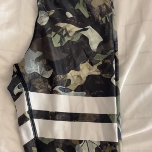 Tränings byxor från Stronger - Super snygga tränings byxor från stronger! Byxorna är i nytt skick då jag aldrig använda dom det är storlek s men skulle säga att dom mer är som xs💓