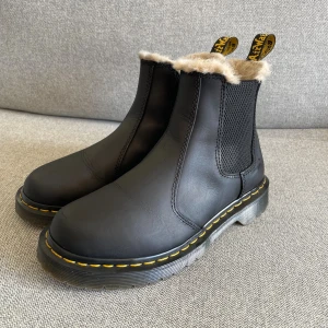 Dr. Martens Chelsea boots med foder - Svarta chelsea boots från Dr. Martens i skinn med foder i pälsimitation. Skorna är använda endast ett fåtal gånger. Nypris ca 1700-1800 kr (online). 