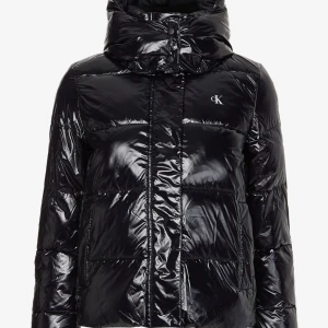 Svart glansig pufferjacka  - Säljer en svart glansig pufferjacka från calvin Klein. Som är perfekt på kalla vintrar då den är väldigt varm. Jag säljer jackan på grund av att den inte känns som min stil nått mer. Jackan har inga skador och i ett mycket bra skick. 