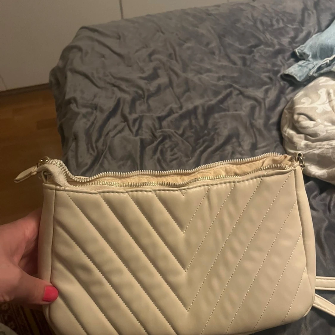 Beige quiltad axelväska med dragkedja