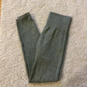 Gröns leggings med strukturmönster - Super fina gröna tights, använda men annars i väldigt fint skick. 