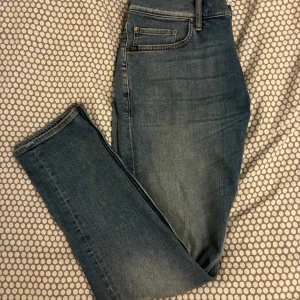 Tiger of Sweden jeans - Ljusblå jeans med lite urtvättad design använd typ 2 gånger för de var för stora för mig. Så säljer nu nypris 1500 mitt pris 600 kan diskuteras vid snabb affär. Hör av dig vid minsta fundering. Storlek W31 L30