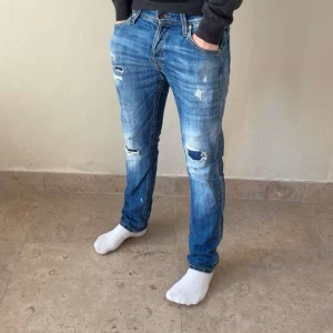Jack & Jones jeans - Säljer ett par feta jeans från Jack & Jones med slitningar! Ett tidigare hål som jag lagade men syns inte under användning, hör av er om ni har några funderingar!😁