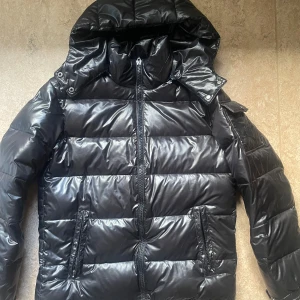 Vinterjacka herr (maya replika) - Tja! Säljer denna feta vinterjacka i storlek S/M. Passform och modell liknar den populära moncler maya. Köpt från tiktok shop och använd fåtal gånger, tyvär inte min stil längre men asfet passform och kommer hålla dig varm med dunstoppning. Vill få såld snabbt så skriv vid frågor och prisförslag. OBS! Två små defekter (på knapp och dragkedja, syns knappt) finns skriv för bild. Mvh TAresell