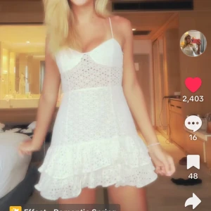 Vit spetsklänning med volang - sååå söt vit kort klänning med spets!! säljer då den inte används💖💖. köpt för 800 på plick 