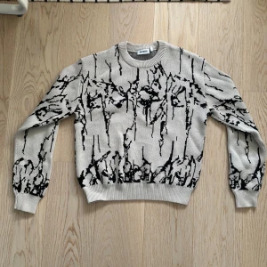 Vit stickad tröja med mönster  - Snygg stickad tröja från weekday. Bra passform och sitter vid bält. linjen. Säljer då den inte kommer till användning. Tröjan har aldrig varit använd och är så gott som ny utan deffekter. Kan fixa flera bilder och de är bara att fråga om det något du tänker på😁 skicka gärna bud🙏