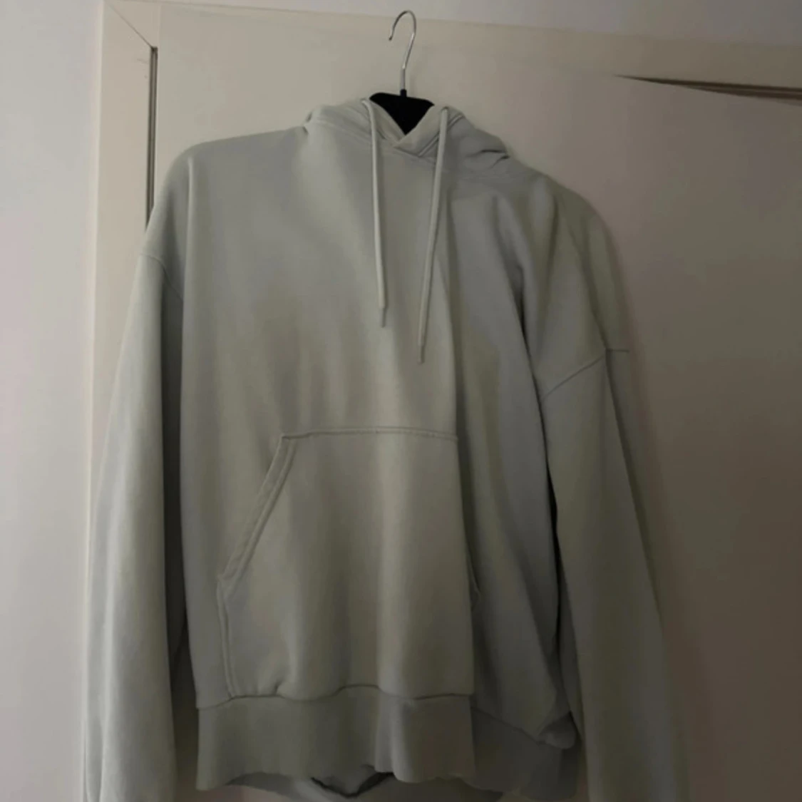 Ljusblå hoodie med alien-tryck