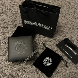 CHROME HEARTS ARMBAND  - hej, säljer detta armband ifrån chrome hearts. Påse, velvet påse, rengöring duk och även en låda gjord av läder medföljs. Dvs allt på bild 