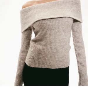 Beige offshoulder stickad tröja - Fin offshoulder tröja som passar perfekt till hösten💖🍂☕️